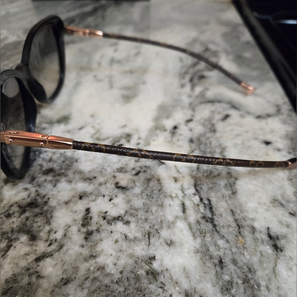 Authentic Louis Vuitton women's black sunglasses - Picture 5 of 9